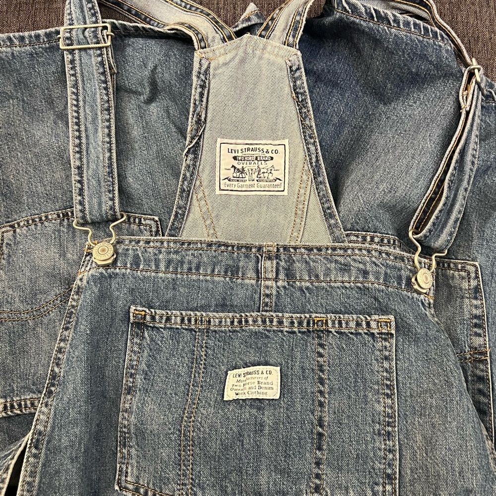 LEVIS OVERALL SHORTS LIKE NEW SIZE M- darker denim